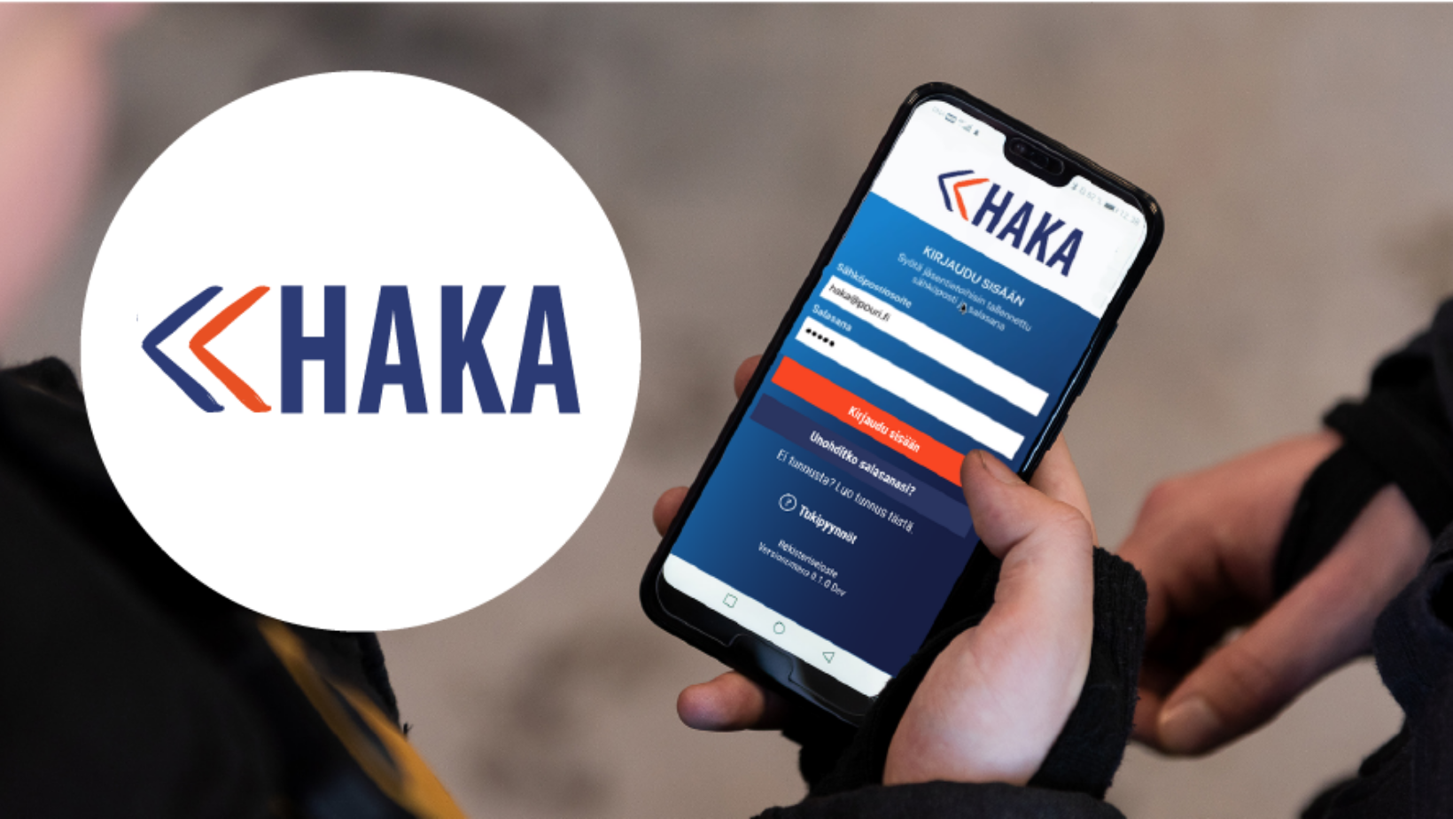 Kuvassa kädessä oleva älypuhelin, jonka näytöllä avattuna HAKA App